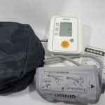 オムロン OMRON デジタル自動血圧計 HEM-7111 中古